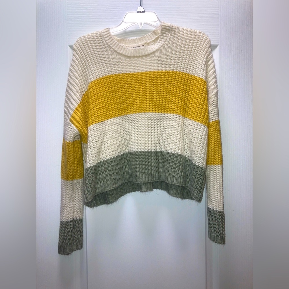 Box shaped knit sweater